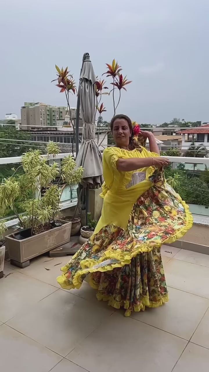 Vídeo do Conjunto C07 – Saia rodada amarela, branca e cinza claro