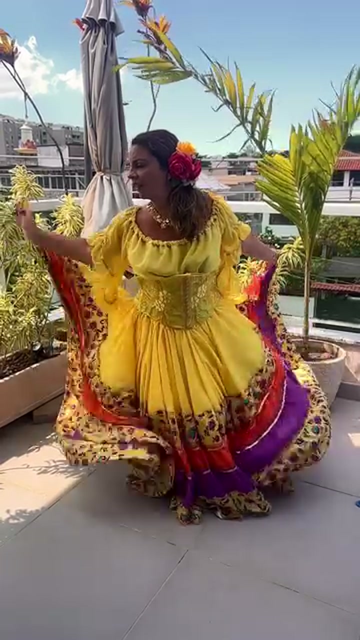 Conjunto C09 – Saia rodada amarela, vermelha e roxa – vista frontal