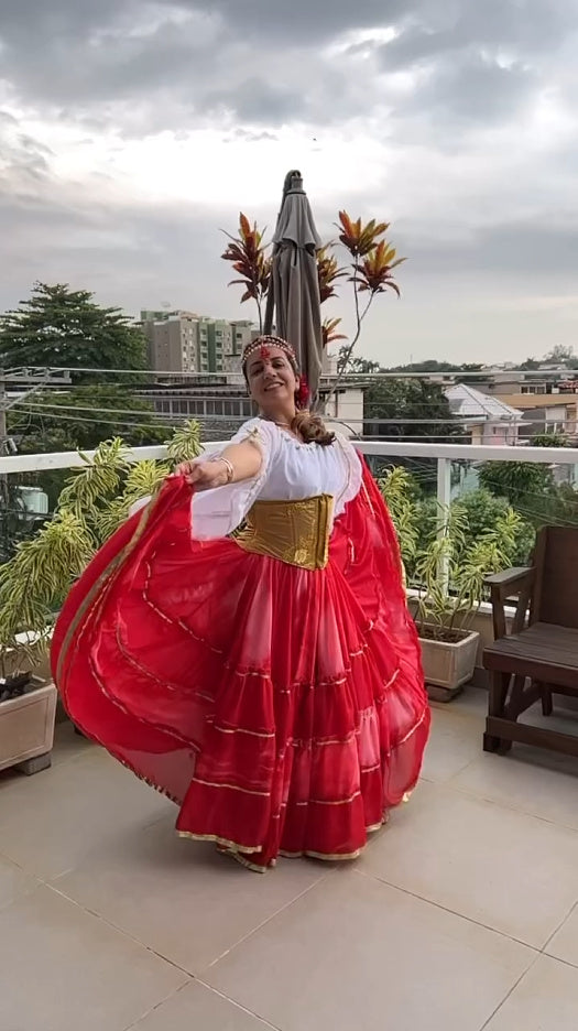 Conjunto C24 – Saia rodada vermelha, caramelo e branca – vista frontal