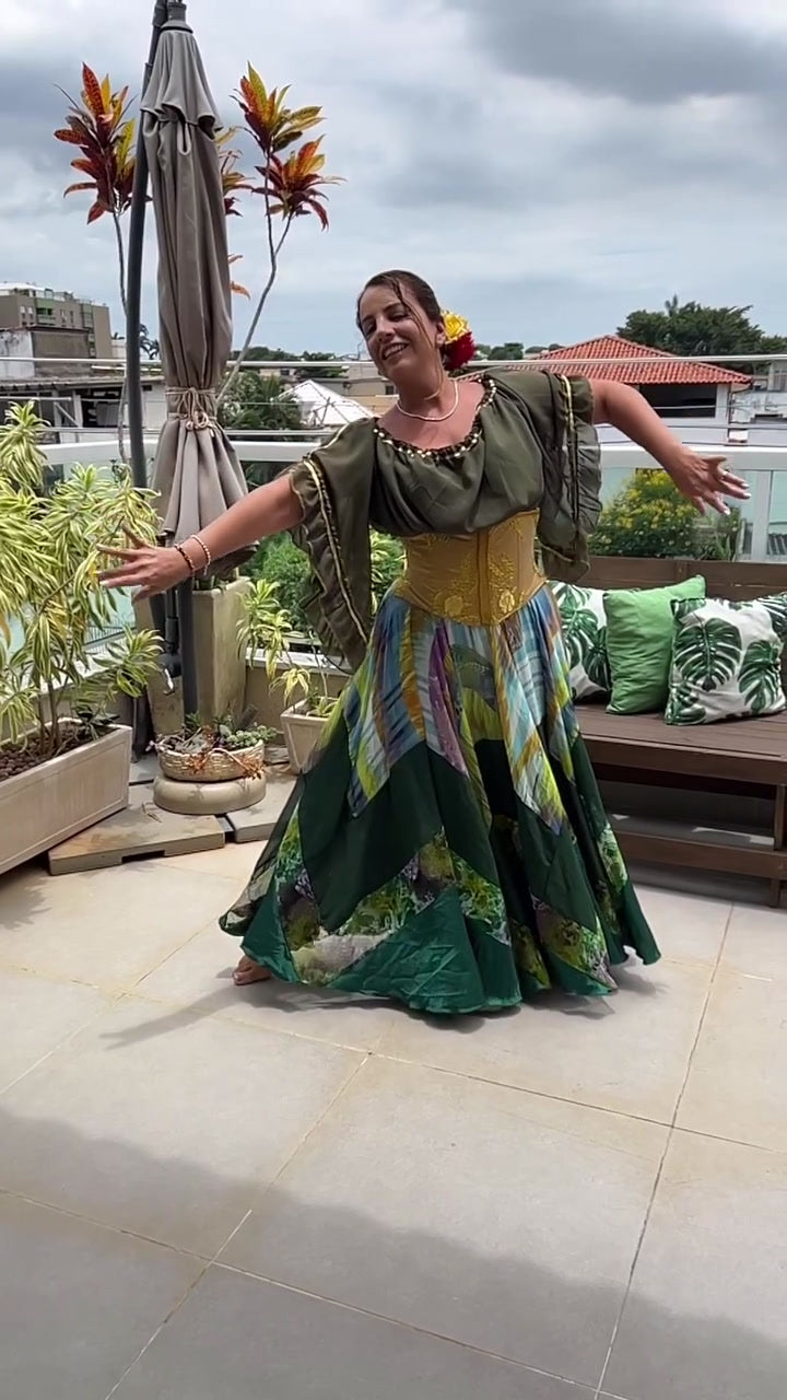 Conjunto C26 – Saia rodada verde oliva, verde escuro e azul – vista frontal