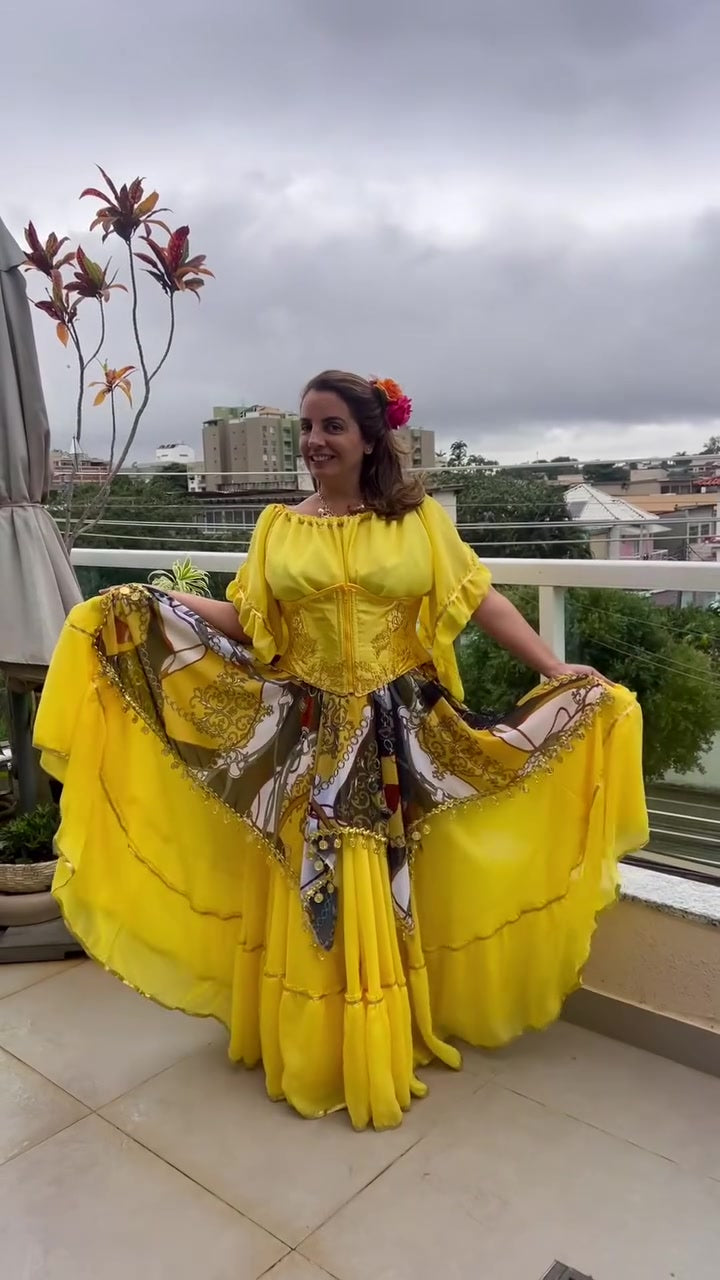 Conjunto C13 – Saia rodada amarela, branca e marrom – vista frontal