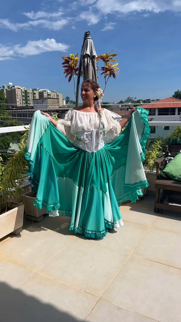 Conjunto C34 – Saia rodada verde menta, turquesa e branca – vista frontal