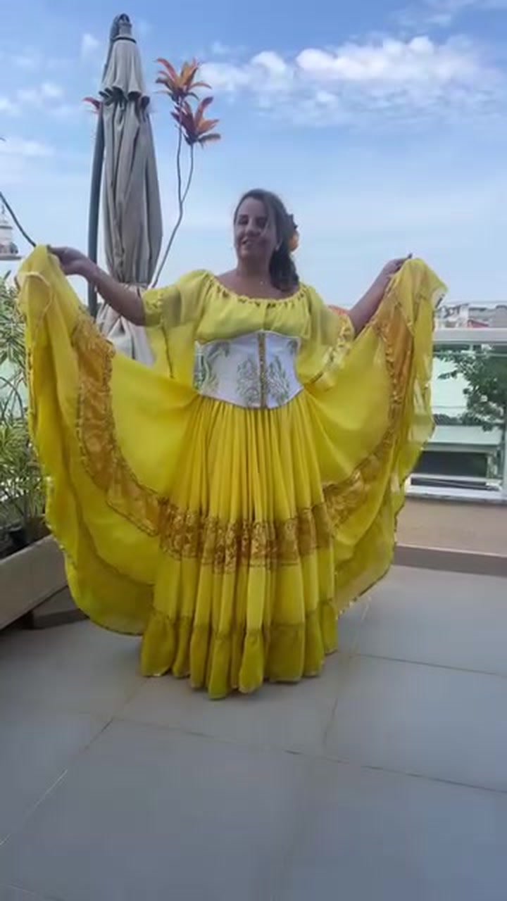 Conjunto C17 – Saia rodada amarela e branca – vista frontal