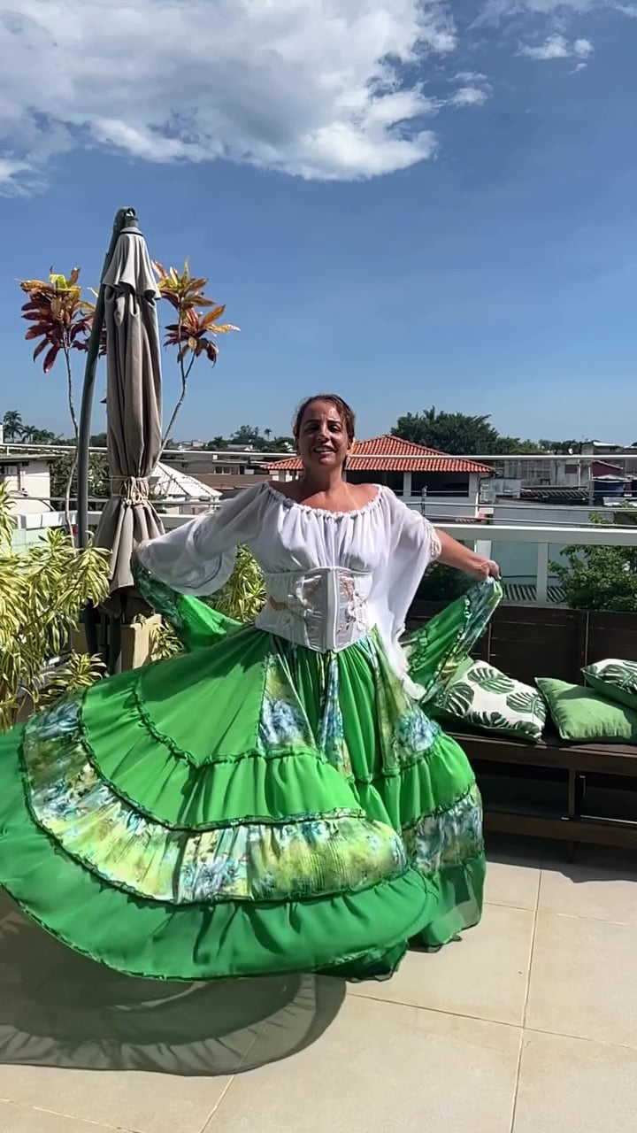 Conjunto C32 – Saia rodada verde, verde claro e preta – vista frontal