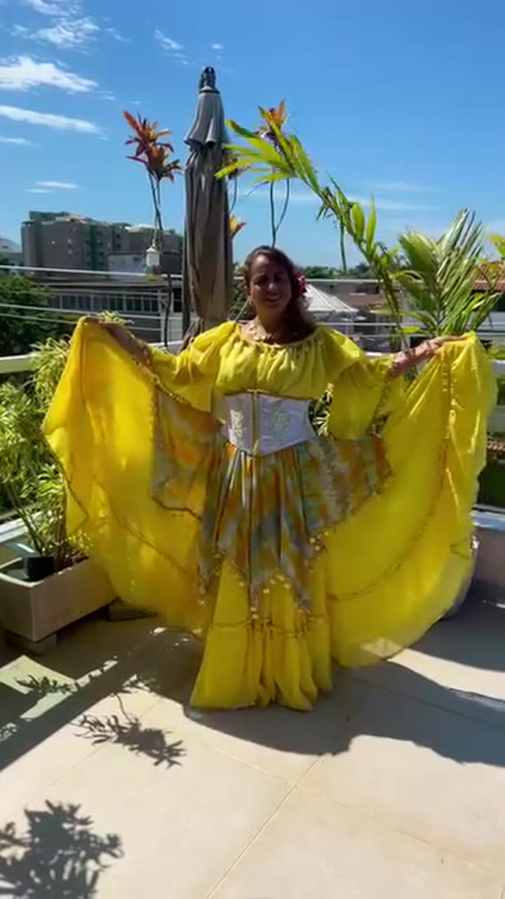 Conjunto C05 – Saia rodada amarela, branca perolado e cinza – vista frontal