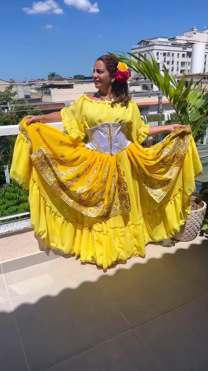 Conjunto C02 amarelo, branco e dourado – foto frontal