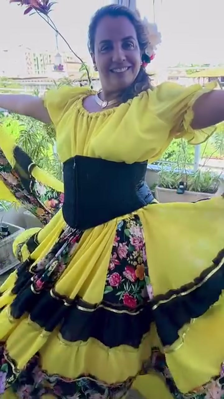 Conjunto C14 – Saia rodada amarela e preta – vista frontal